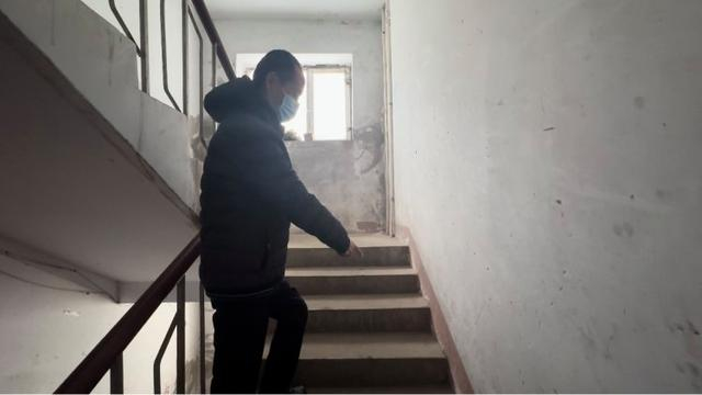 侯占忠介绍，燕燕的书包当时就丢在楼道内。摄影/上游新闻记者 张莹