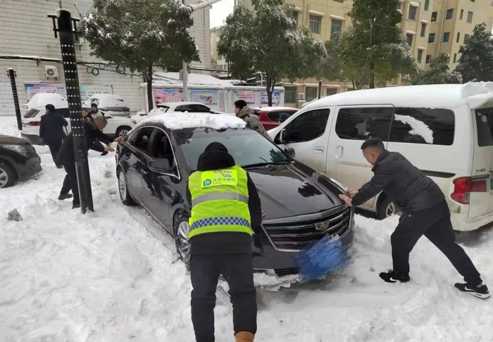 太保产险天门支公司查勘员对被困车辆进行施救（摄影/张涵）