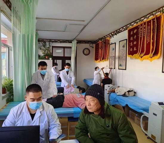 社区医院年轻医生团队正在为患者看病。受访者供图