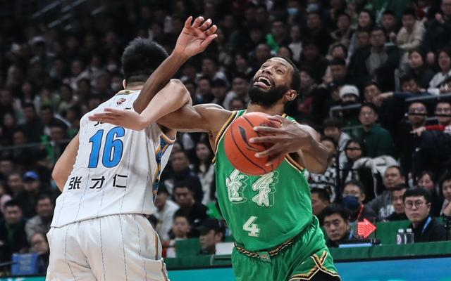 辽宁队外援弗格（右）迎来爆发，得到全场最高的34分。  图/新华社