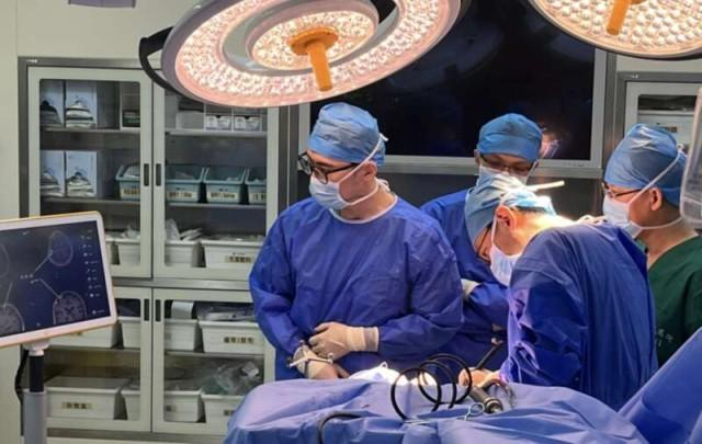 宣武医院院长赵国光团队进行首例植入手术。清华大学医学院供图