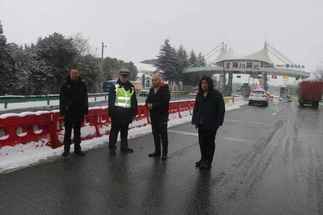 襄阳交警向受困旅客介绍情况（受访者供图）