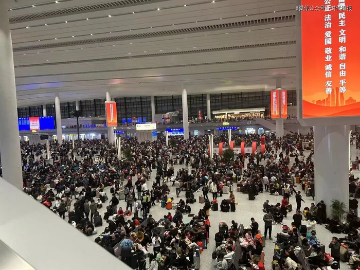 △2月4日晚，广州白云站候车大厅。时代财经 贺晴/摄