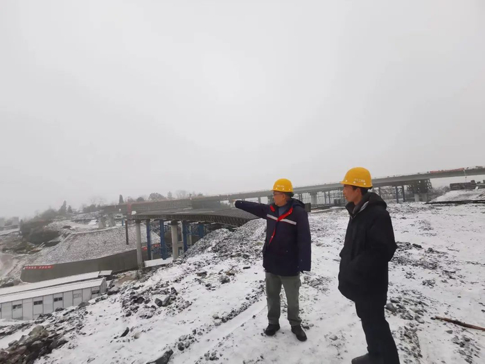 人保财险湖北分公司理赔员工对宜都至来凤高速公路宜昌段1标实地踏勘 （摄影/双晖）