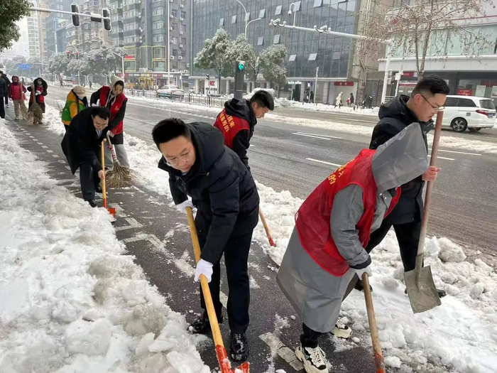 农行武汉江岸支行营业室员工深入网点所在街道开展除冰扫雪志愿服务（摄影/文明）