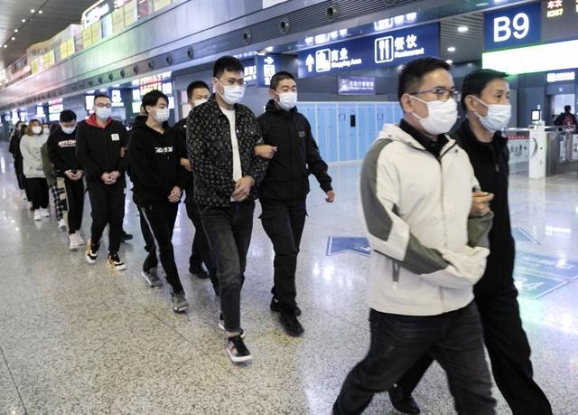2022年，办案人员将犯罪嫌疑人押解回兰州。（兰州市公安局供图）