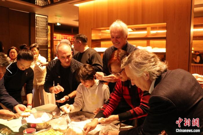 外国友人包饺子体验活动。中新网黄方摄