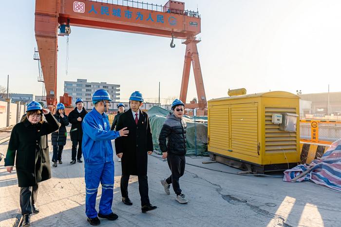 汇添富基金“致敬城市建设者”公益项目组走访银都路越江隧道新建工程