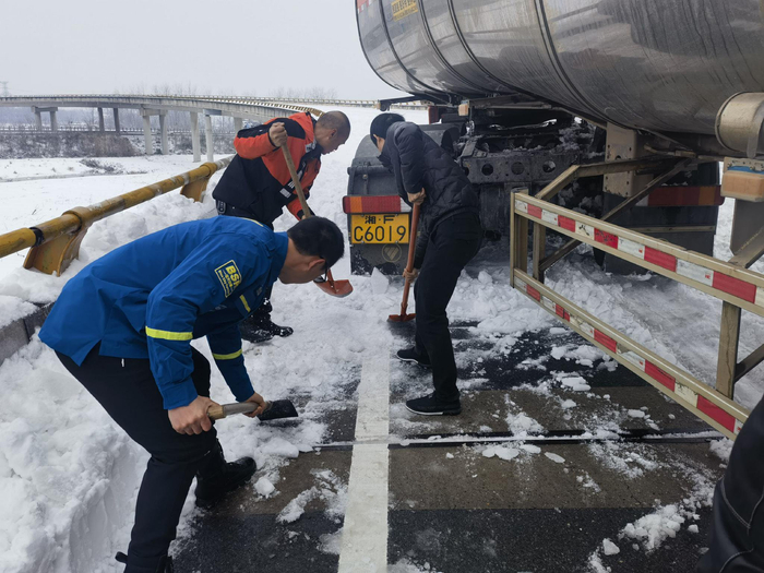 潜江市蓝天救援队在执行救援任务 图片来源：受访者供图