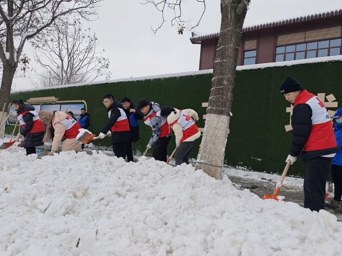 云梦蓝天救援队在执行救援任务，使用的工具是临时借用的铁锹等 受访者供图