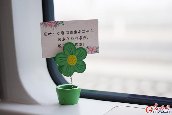 2月2日，津兴城际铁路G8846上的温馨提示。（李伯玺/摄）