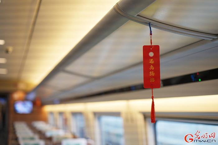 2月2日，津兴城际铁路G8846上的行李架分隔标识，即便于旅客清楚看到分隔栏的位置，又增加了节日氛围。（李伯玺/摄）