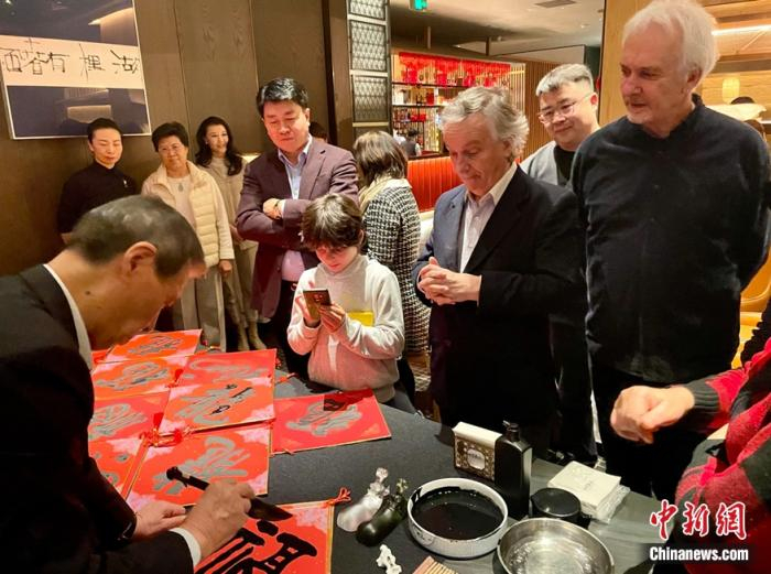 中国书法家修先台先生现场提赠新春“福”字。中新网黄方摄