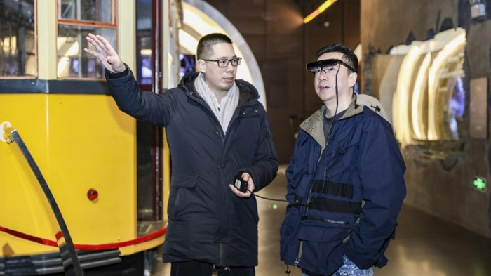 华谊兄弟联合创始人、副董事长兼CEO王中磊与亮风台昆山总经理石富义体验“电影元宇宙”