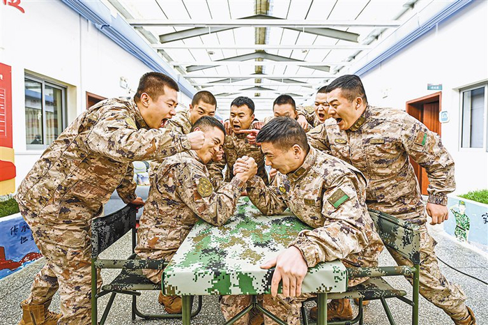 昆木加哨所战士开展“掰手腕”比赛。刘煜钦　摄