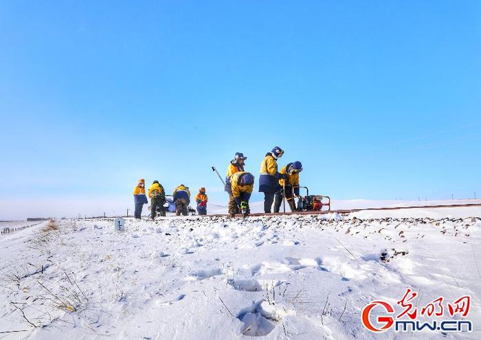 中国铁路沈阳局集团有限公司通辽工务段组织工人对珠珠铁路进行冻害整治作业。
