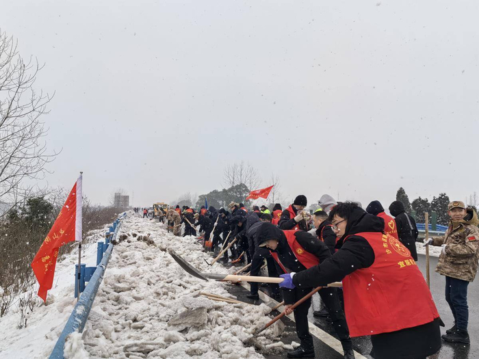 荆州组织1.2万余名党员干部开展高速除雪破冰工作