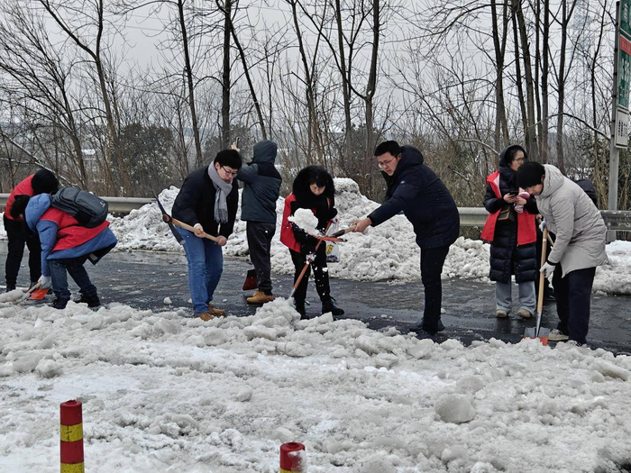 全城总动员!荆州组织1.2万余名党员干部开展高速除雪破冰工作