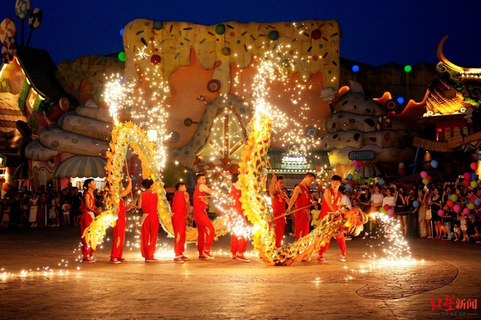 ▲成都融创乐园的精彩表演