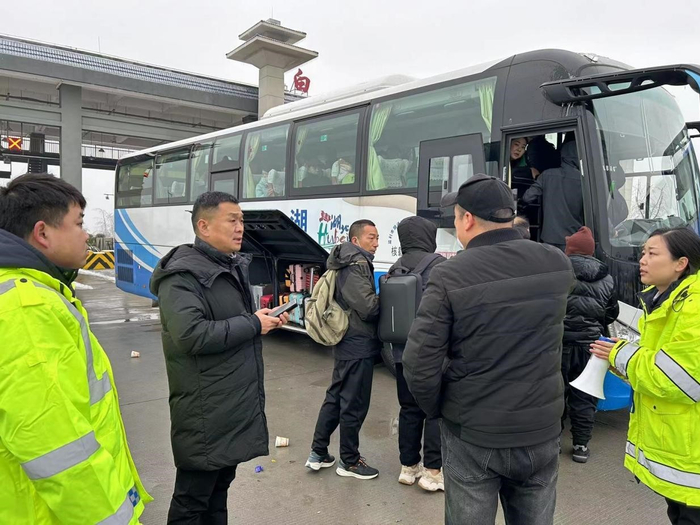 监利市交通运输局调度旅游大巴车免费护送旅客返乡 图片来源：监利市交通运输局