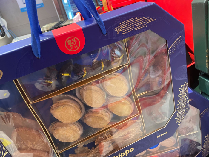 多家超市售卖海产干货礼盒。 新京报记者 王思炀 摄