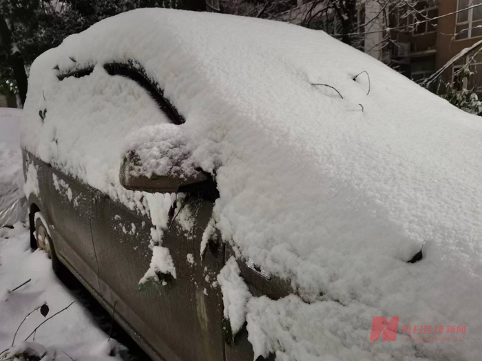 积雪下，车身结了一层“冰壳” 图片来源：每经记者 陈晴 摄