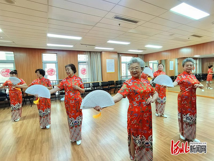 2月1日，燕达金色年华健康养护中心的老人在走模特步。 河北日报记者 潘文静摄