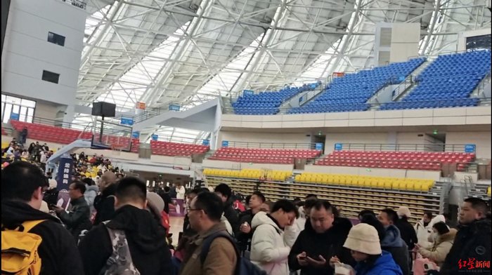 ▲岳阳奥体中心体育馆内等待消息的滞留旅客
