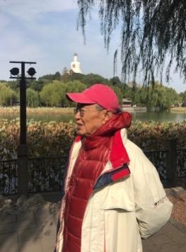 ▲2017年李泽厚在北京北海公园，这是他临了一次归国（马群林供图）