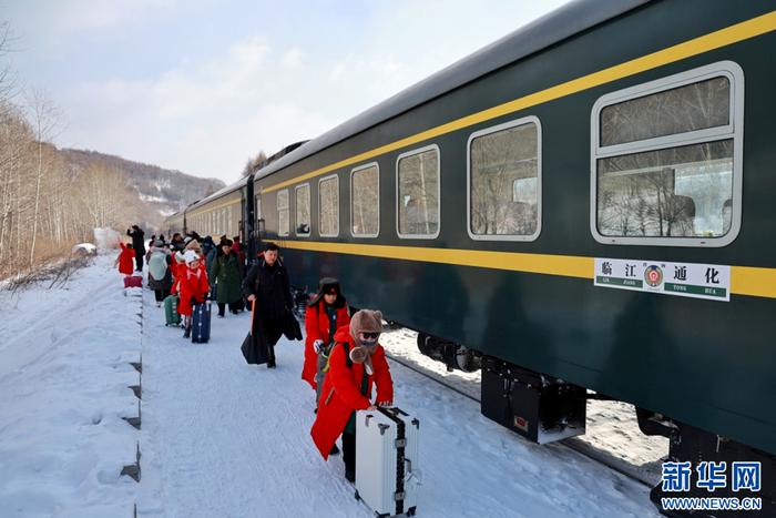 入冬后，众多游客到临江市松岭雪村旅游。 新华网发 曲晓曦摄