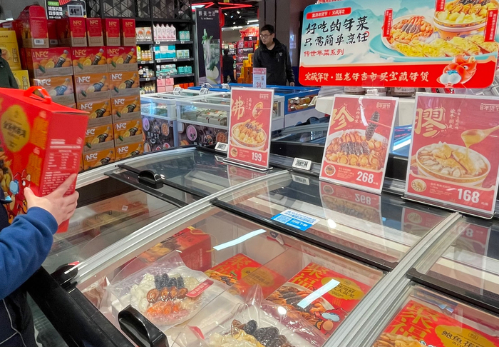 佛跳墙、大盆菜等水产预制菜在年货市场关注度颇高。 新京报记者 王思炀 摄