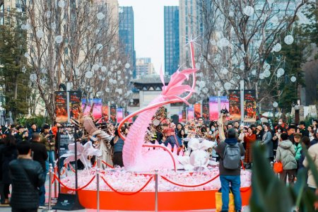 巨型粉色“芭比龙”装置吸引众多市民游客前来打卡。受访者供图