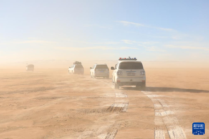 　　1月19日，在可可西里卓乃湖区域附近，可可西里森林公安局巡山车辆在巡查途中。新华社记者 李占轶 摄