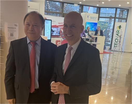   奥地利经济部长和峰会中国首席代表杨明交流
