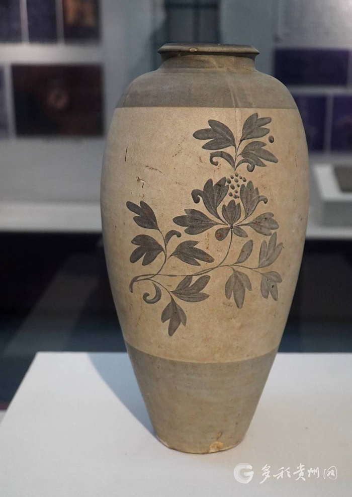 宋·白底黑牡丹纹梅瓶