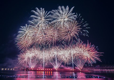 醴陵陶子湖广场上空的烟花秀。彭雪飞 摄