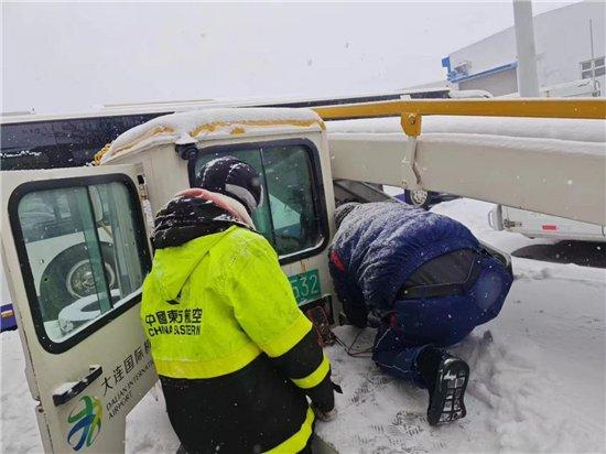 东航维保员工在大连机场对传送车进行检修