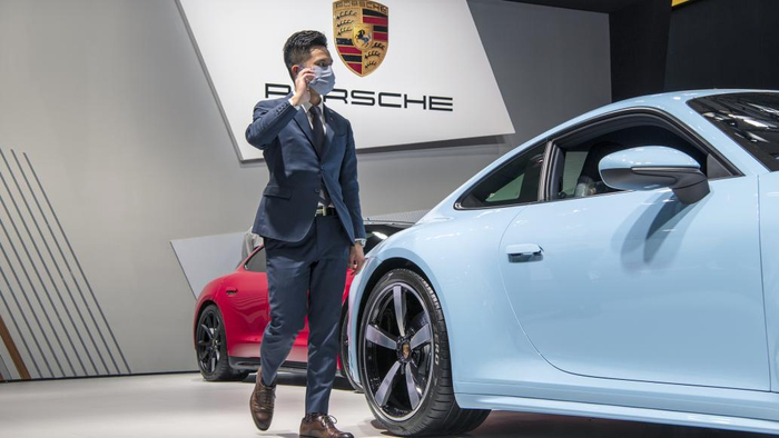 2023年11月16日，广州，保时捷汽车展台。