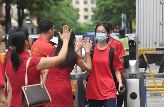 资料图：考生自信走上考场。宋福亮 摄