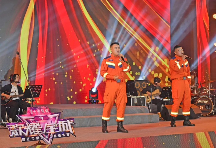 消防战士林良伟、梁亮演唱歌曲《无名》。李向东 摄