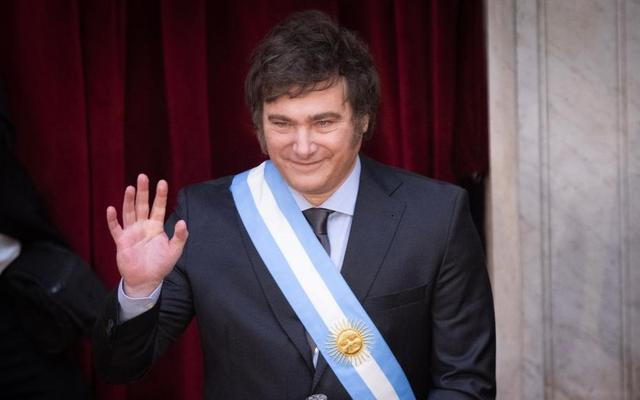 ▲2023年12月10日，在阿根廷首都布宜诺斯艾利斯，阿根廷新总统米莱在就职仪式上向支持者致意。图/新华社