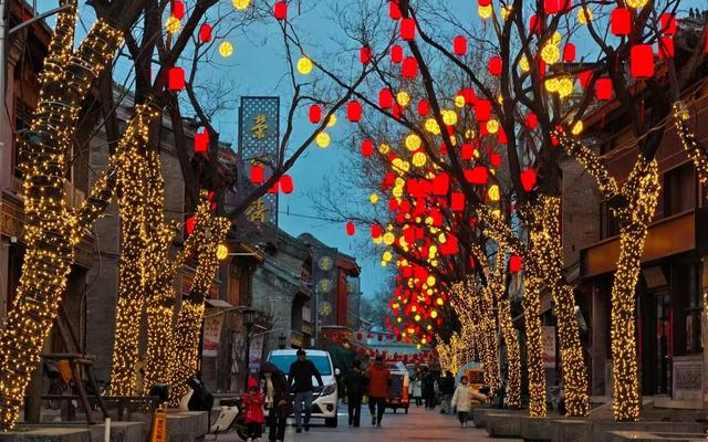 北京厂甸庙会即将举办，街边已张灯结彩。西城区供图