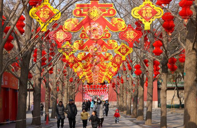 地坛公园，银杏大道变身“春字大道”。新京报记者 王贵彬 摄