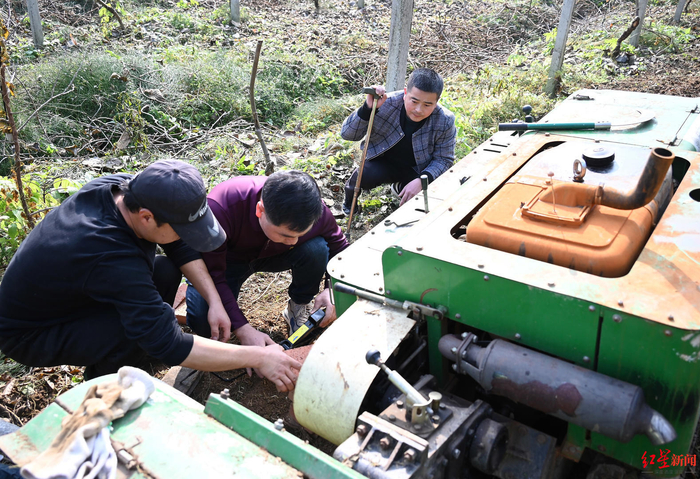 ▲张泽均带着千斤顶去“救援”农户的翻土机