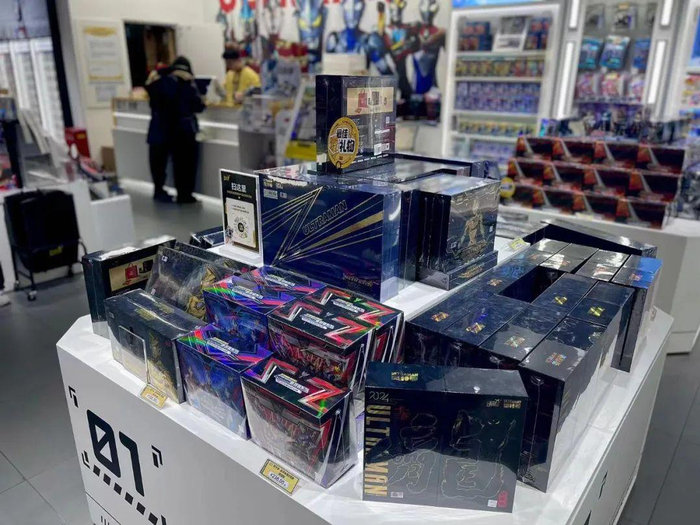 店内部分在销礼盒，右下为新年版。图/石晗旭摄