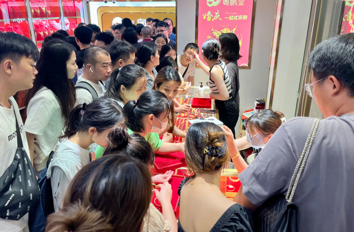 2023年8月深圳水贝黄金市场的热闹场景。 时代财经/摄