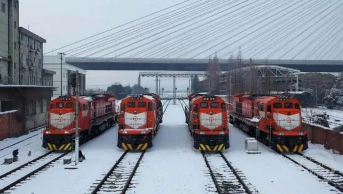 中国铁路武汉局集团有限公司机务部门已安排了48台内燃机车随时待命，做好应急牵引 图：中国铁路