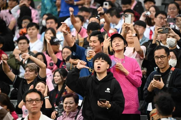 梅西不上场引起现场球迷不满。视觉中国供图