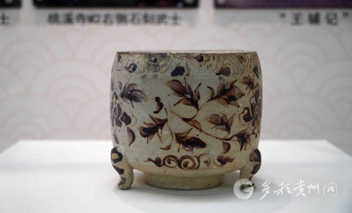 杨氏土司墓地出土的明代牡丹纹三足陶罐