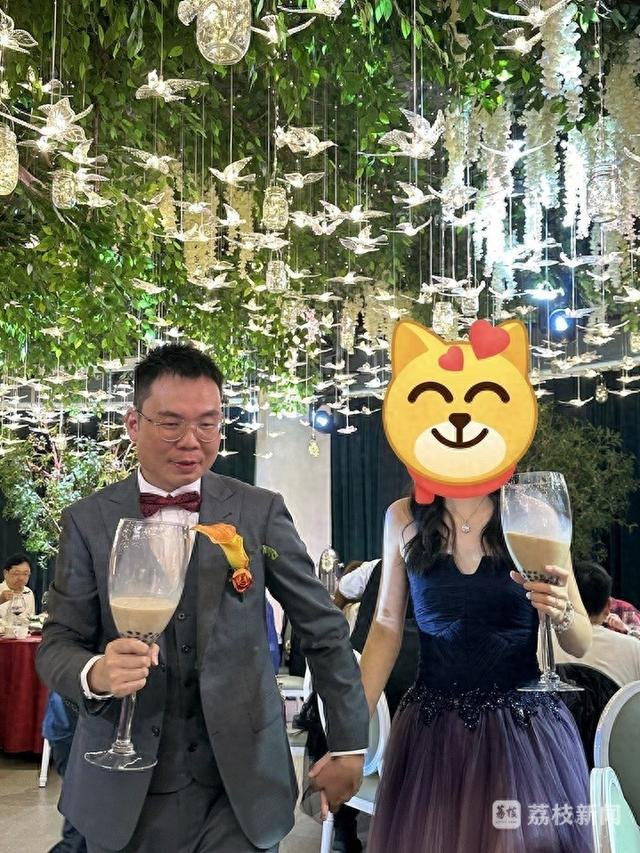 李过房和妻子在婚礼现场